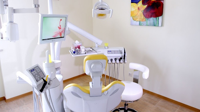 Zahnarztpraxis-Zimmer-Gelb